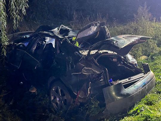 Audi z trójką nastolatków dachowało. Chłopcy zostali poważnie ranni, żaden nie miał prawa jazdy