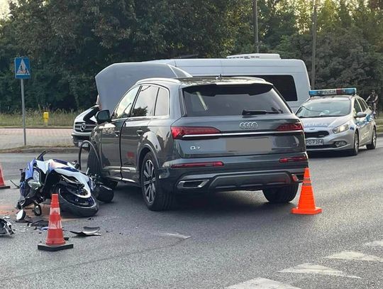 Audi zajechało drogę motocykliście. Kierowca jednośladu przeleciał nad autem i został ciężko ranny