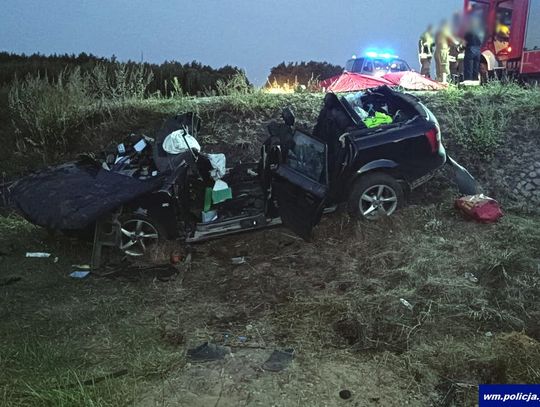 Audi zjechało do rowu i dachowało. W wypadku zginął pasażer auta, ranny kierowca trafił do szpitala