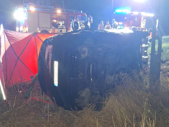 Auto dachowało po zderzeniu z ciągnikiem. Kierowcy nie udało się uratować