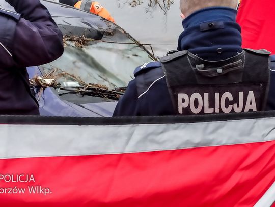 Auto na dachu leżało w rzece. Po wyciągnięciu znaleziono zwłoki młodego mężczyzny [ZDJĘCIA]