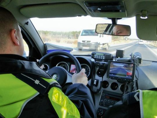 Auto pełne niespodzianek dla policji. A zaczęło się od... niewłączonych świateł