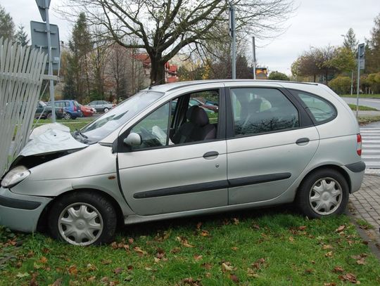 Auto uderzyło w ogrodzenie. W środku siedziały trzy pijane kobiety