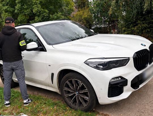 Auto warte 150 tys. zł bez tylnej tablicy. Kryminalni dotarli do przywłaszczonego BMW