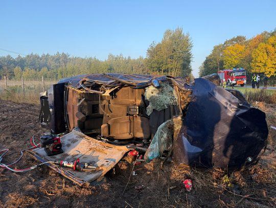 Auto wypadło z drogi i zostało zmiażdżone. Trzy osoby zostały ranne, kierowcę wycinali strażacy