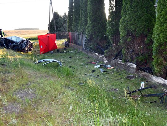 Auto z czterema młodymi ludźmi wypadło z drogi i rozbiło się na ogrodzeniu. Kierowca zginął na miejscu