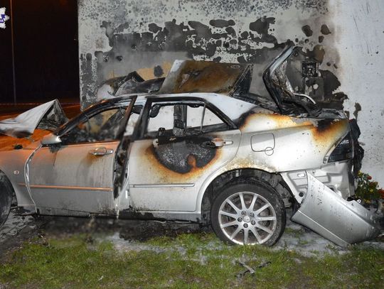 Auto z impetem wjechało w dom i stanęło w ogniu. Kierowca spłonął żywcem