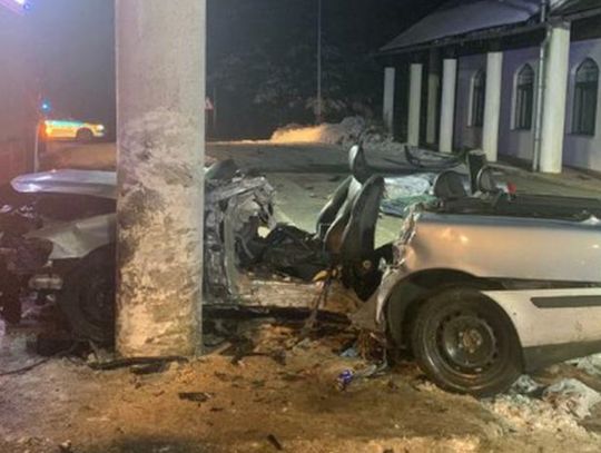 Auto z nastolatkami zawinęło się na betonowym słupie. Kierowca i jego kolega nie żyją, dziewczyna w szpitalu
