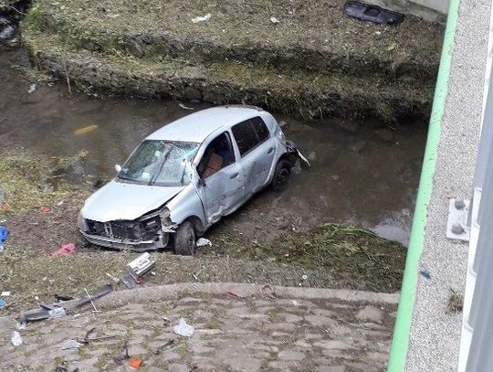 Auto z pijanym kierowcą spadło ze skarpy prosto do rzeki. Jemu nic się nie stało