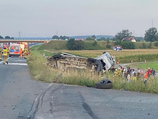 Autokar z 50 pasażerami wjechał w patrol autostradowy. Poważny wypadek na A4 [FOTO]