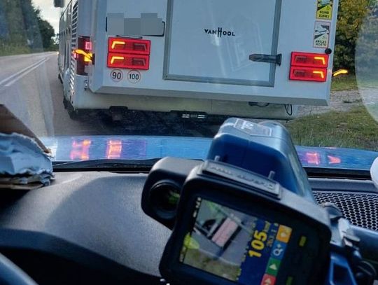 Autokar z 60 pasażerami jechał w zabudowanym z prędkością 105km/h. Kierowca stracił prawo jazdy