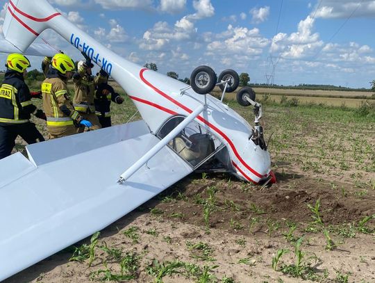 Awaryjne lądowanie awionetki na polu. Na szczęście 79-letni pilot nie odniósł obrażeń