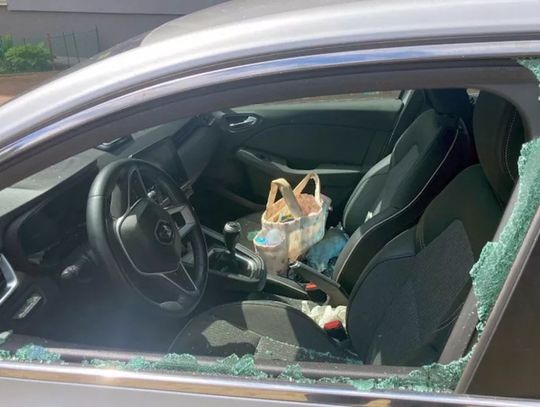 Babcia zostawiła 12-miesięczną wnuczkę w aucie, drzwi się zatrzasnęły. Strażnicy musieli wybić szybę