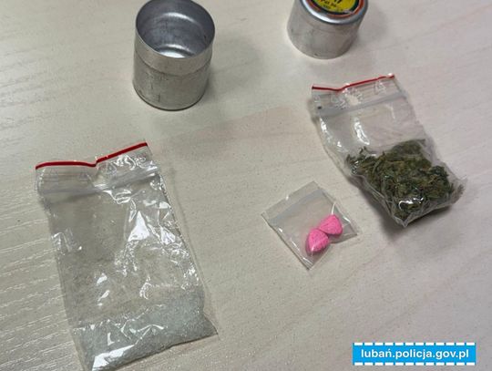 Bał się nalotu policji więc narkotyki trzymał w pralce. Był zamknięte w metalowej puszce