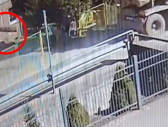 Bala drewna spadła z przejeżdżającej ciężarówki na wejście do szkoły. Kierowca nawet nie zauważył Bala drewna spadła z przejeżdżającej ciężarówki na wejście do szkoły. Kierowca nawet nie zauważył