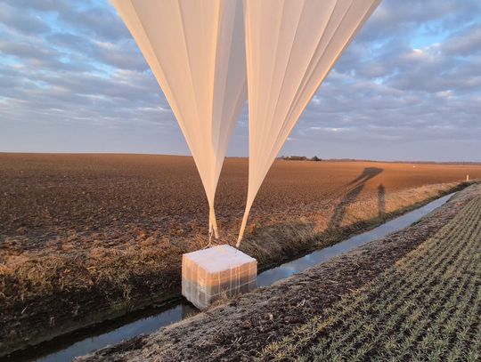 Balony z kontrabandą nad Polską. Tysiące paczek papierosów spadły w dwóch miejscach