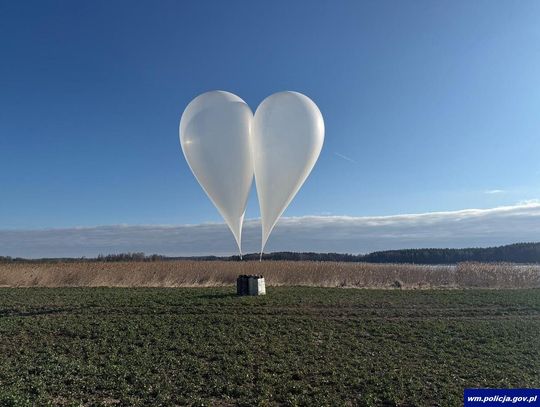 Balony z podczepionymi pakunkami wylądowały na polach. Służby sprawdziły zawartość