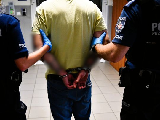 Bandyci napadli mężczyznę i zgubili plecak. W środku policja znalazła zdjęcie kobiety z dzieckiem