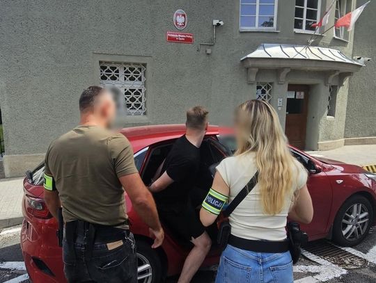 Bank zatrzymał przelew, więc oszuści chcieli gotówki. Policjanci urządzili zasadzkę