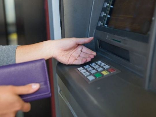 Bankomat "wypluł" kilkanaście tysięcy złotych. Kobieta zabrała pieniądze, ale nie dla siebie