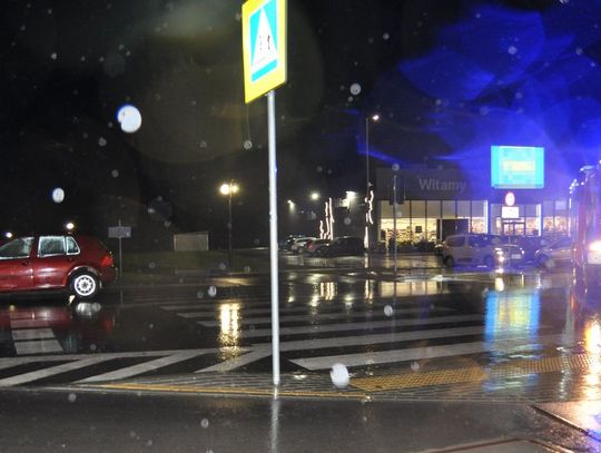 Bardzo groźne wyglądające potrącenie. 49-latka w golfie wjechała w 74-latkę na przejściu dla pieszych