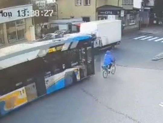 Bardzo groźnie wyglądające potrącenie rowerzystki. Kobieta wpadła pod koła autobusu Bardzo groźnie wyglądające potrącenie rowerzystki. Kobieta wpadła pod koła autobusu