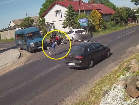 Bardzo groźny wypadek z udziałem motocykla i auta osobowego. Dziewczynę wyrzuciło w powietrze. WIDEO