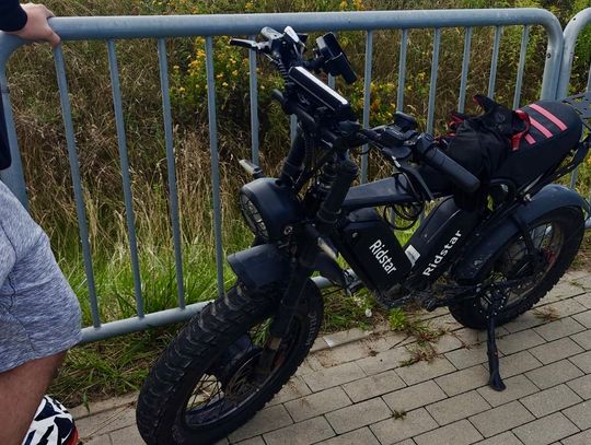 Bardzo zdziwił się, gdy policjanci powiedzieli mu, że to nie rower. Teraz odpowie za brak uprawnień, rejestracji i ubezpieczenia