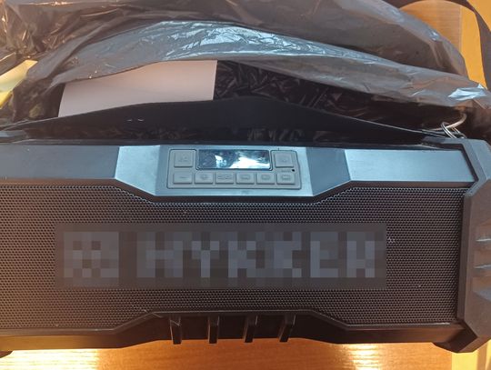 Bez powodu brutalnie pobił kobietę na ulicy. Uderzył ją radiem w twarz, łamiąc nos, a potem napluł