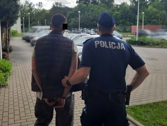 Bez powodu wezwał policję do domu. Po wylegitymowaniu okazało się, że jest poszukiwany