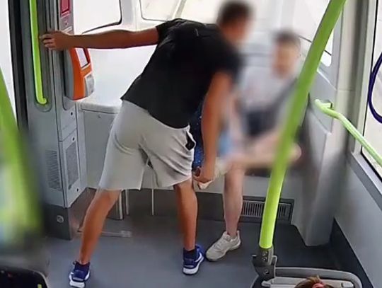 Bez powodu zaatakował chłopaka w tramwaju. Inny pasażer wyrzucił go za drzwi. WIDEO