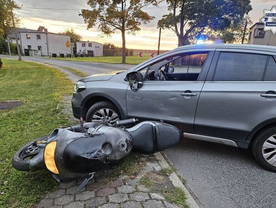 Bez prawa jazdy uciekał na motocyklu policji. Pościg zakończył się kolizją z radiowozem