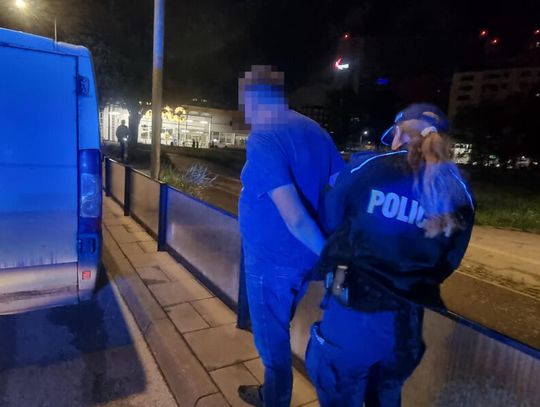 Bez prawa jazdy, za to z kokainą w kieszeni. Po zatrzymaniu 43-latek chciał przekupić policjantów
