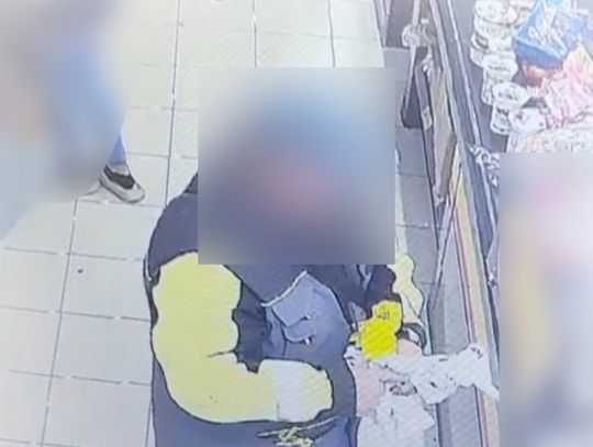Bezczelna kradzież w sklepie. Złodziej wyjął pieniądze z portfela, po czym kopnął go pod palety