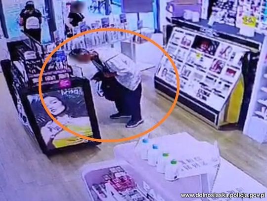 Bezczelny złodziej po prostu ściągał towar z półek i wychodził. Udawało się wiele razy. "Nie kasuję, bo nie nie jestem kasjerem"