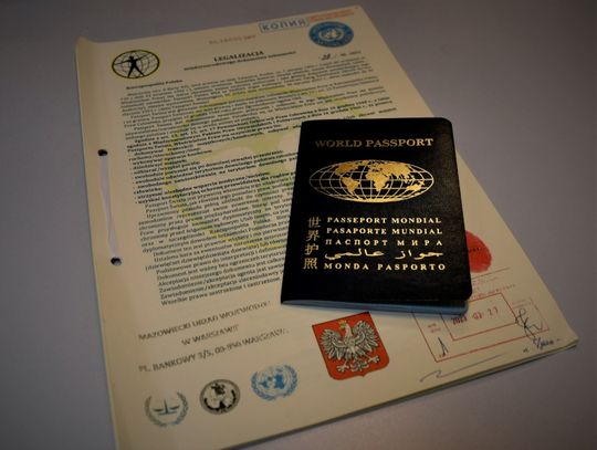 Białorusin chciał lecieć z Polski na wakacje do Egiptu. Pokazał "World Passport" i mówił, że jest obywatelem świata