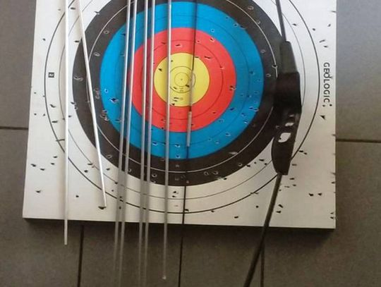 Białorusin ćwiczył w parku strzelanie z łuku. Trafił spacerowicza w kolano