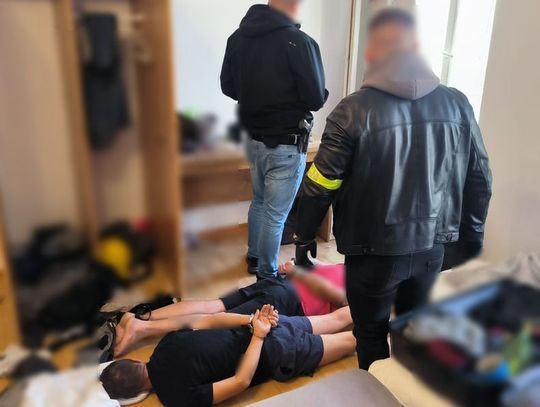 Białorusini zatrzymani za napaść na taksówkarza. W trakcie jazdy przyłożyli mu pistolet do głowy