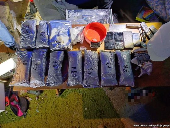 Biały proszek na stole i dwaj mężczyźni w mieszkaniu. Policjanci przejęli 9 kilogramów amfetaminy