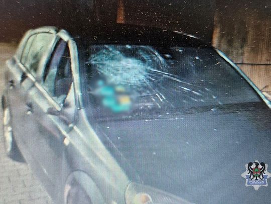 Biegał nago po ulicy z metalową rurką i zniszczył auto sąsiada. Gdy wytrzeźwiał tłumaczył, że ma z nim konflikt