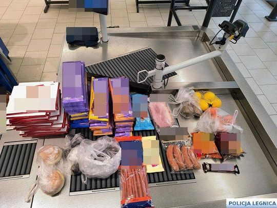 Biegł przez miasto ze sklepowym koszykiem pełnym produktów. Po drodze wpadł na radiowóz