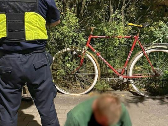 Biegł z nożem i rzucił się na mężczyznę. Strażnicy miejscy obezwładnili napastnika