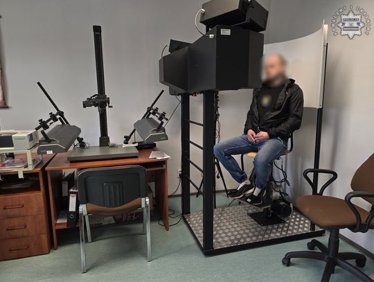 Bił swoją dziewczynę i ją poniżał. Gdy przyjechali policjanci, rzucił się też do nich. Musiał zostać obezwładniony