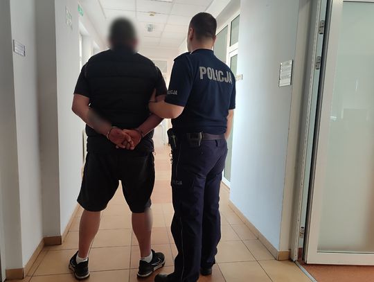 Bita i zastraszona kobieta wyrzuciła przez okno portfel i list z błaganiem o pomoc Bita i zastraszona kobieta wyrzuciła przez okno portfel i list z błaganiem o pomoc