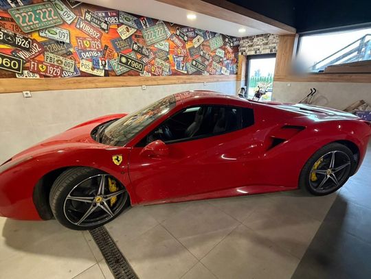 Biznesmen zatrzymany za paserstwo kradzionych maszyn. Zabezpieczono jego ferrari za milion złotych