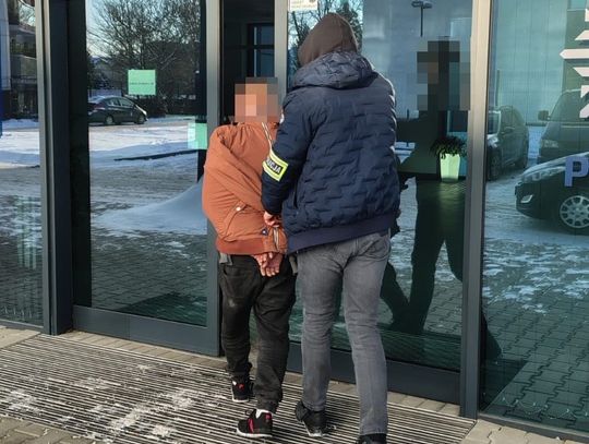 Bliscy 44-latka zapewniali policjantów, że mężczyzna jest zagranicą. Znaleźli go skulonego w łóżku