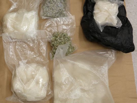 Blisko 2,5 kg narkotyków w chryslerze. Kryminalni zatrzymali cztery osoby, dwie trafiły do aresztu