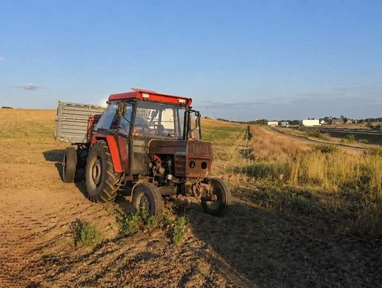 Blisko 5 promili za kierownicą ciągnika. Uciekał policji i pił alkohol w trakcie pościgu