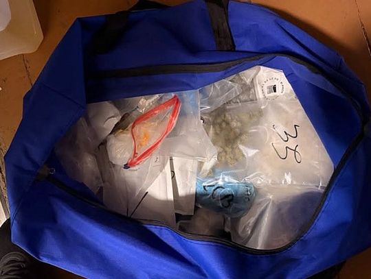 Blisko kilogram narkotyków w sportowej torbie. 37-latkowi grozi 12 lat