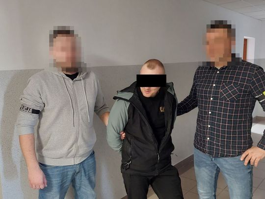 BMW zatrzymało się na światłach przy radiowozie. Policjanci skojarzyli kierowcę i go zatrzymali